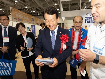 会場の視察を行う笹川農林水産副大臣