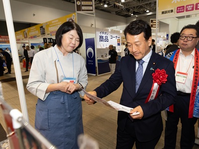 製品について事業者から説明を受ける笹川農林水産副大臣1枚目