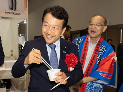 製品について事業者から説明を受ける笹川農林水産副大臣2枚目