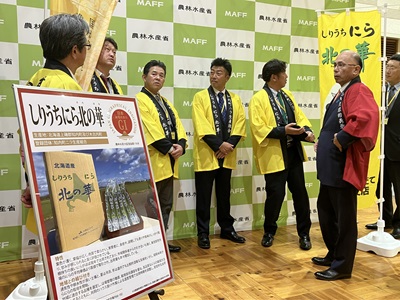 しりうちにら北の華の生産者団体と意見交換を行う根本農林水産副大臣（右端）