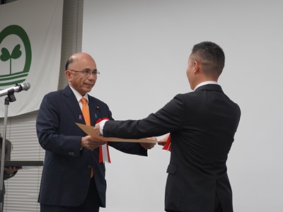 第13回農業普及活動高度化全国研究大会で表彰を行う根本農林水産副大臣（左）