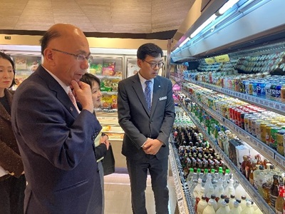 ソウル市内の百貨店で日本食品を視察する根本農林水産副大臣