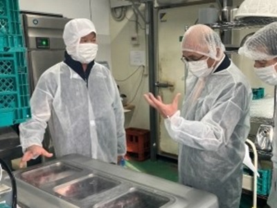 美唄市の食肉処理加工施設を視察する根本農林水産副大臣（右）
