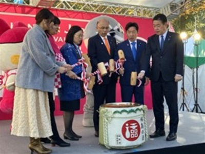 開会式で鏡割りを行う根本農林水産副大臣（中央）