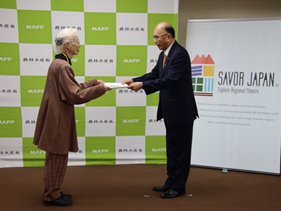 「SAVOR JAPAN」の認定証を授与する根本農林水産副大臣