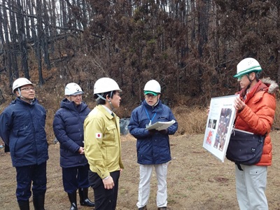 治山災害復旧事業の現場で説明を受ける山下農林水産副大臣（左から3人目）