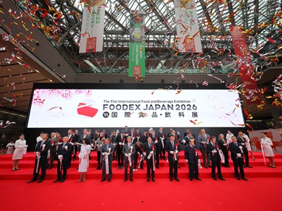 テープカットをする山下農林水産副大臣（前列中央）