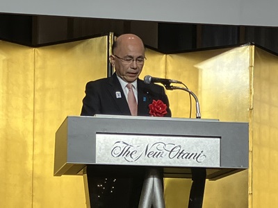 原稿を読みながら祝辞を述べる根本農林水産副大臣