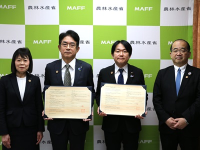 協定締結企業と写真撮影を行う山下農林水産副大臣（右から2人目）