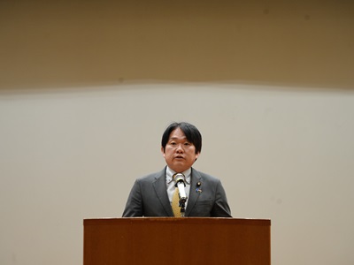 挨拶する山下農林水産副大臣（寄りの写真）