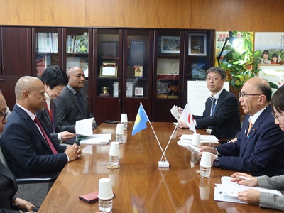 スティーブン・ビクトル・パラオ共和国農業・漁業・環境大臣と会談する根本農林水産副大臣