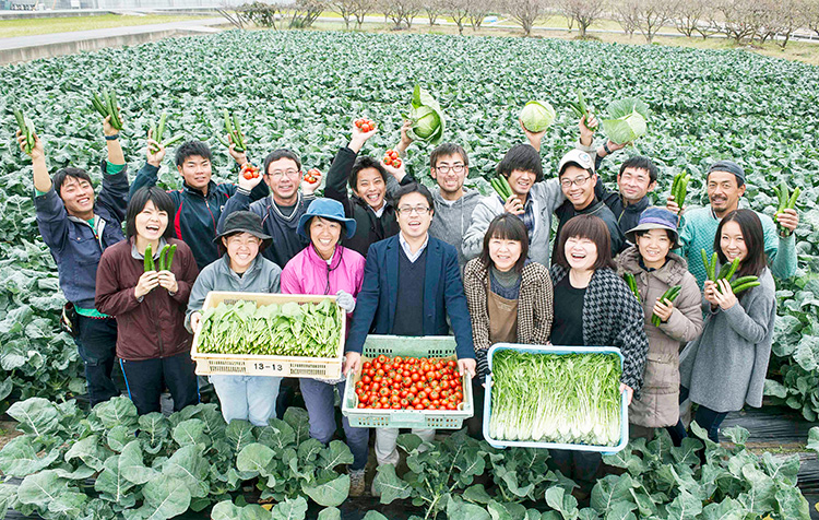 サラダボウルの従業員は、ほとんどが農業未経験者。「これからの農業をけん引していく人を育てること」が田中さん(前列中央)の目標