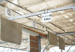 以前はバラバラに干していたマットも、上の空いたスペースを有効利用してスッキリ整頓