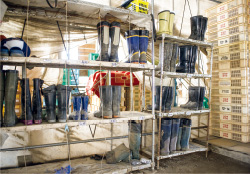 作業用長靴も定位置に収納。棚に足形を描くことでピタッと収まるようになった