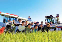 フクハラファームの従業員は30代の若手が多い。経験を積み、独立して就農した人も