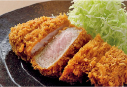 直営のレストランでの一番人気は「こめ育ち豚」を使った「厚切りロースかつ膳」50周年フェア価格1,500円(税込)