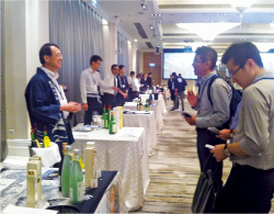 新潟清酒を試飲したバイヤーからは「本物は格段においしい!」との声が