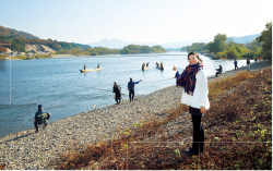 三面川の分流「種川(たねがわ)」に遡上してきた鮭や、卵の人工ふ化の様子を間近で見られる。とくに、ウグイなどの魚と並んで泳ぐ立派な鮭の姿に感動。近くの三面川では、2艘そうの船で網を操り、もう1艘がその網に鮭を追い込む「居繰網(いぐりあみ)漁」や、大きな針を鮭に引っ掛けて獲る「テンカラ漁」が行われており、時間によっては見学も可能