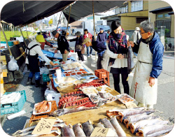 おしゃぎり会館(村上市郷土資料館)前の通りで毎月6回開催される六斎市は、100年近い歴史のある市場。早朝から100軒以上の露店が並び、地元の人たちの声も賑やか。野菜や山菜、手作りの総菜や日用品から鮭のお店も。試食を勧められ、店の人との会話が楽しくてつい長居してしまった
