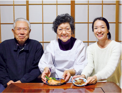 本間さんがさばいてくれた鮭は、川を遡上してきたメスで、一般には流通しないもの。川に入ると鮭はエサを食べなくなり身が白くなる。焼漬けは最も簡単に作れる鮭料理の一つで、日々の食卓からお弁当のおかずとしても人気。鮭の内臓は「なわた」と呼び、甘露煮にして食べる。他にもたくさんの鮭料理を作っていただいた