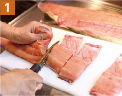 生鮭の切身を8cm角ほどに四角く切る。