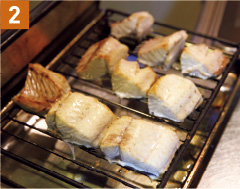 オーブントースターや魚焼きグリルで、鮭の身を白焼きにする。