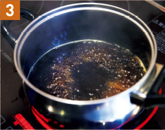 昆布つゆとみりんを鍋に入れて沸騰させる。