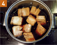 熱々の鮭の白焼きを、沸騰した3の漬けダレに入れる。火を止めて、そのまま1時間から一晩ほど浸しておけば完成。