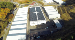 工場は震災前の2倍以上の規模に増設。菌床の培養施設、しいたけの発生室のほか、物流をスムーズにするための保管庫を建設した