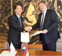 浜田香川県知事とヒルベルダ・コーイ社タス社長との調印式(平成26 年1月17日)