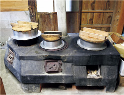 活動の拠点とするのは、廃校となった「貴和小学校」。この学校は、明治時代にお坊さんが建てたことから「貴とうとい和尚」にちなんで命名され、「貴和の里」もその名を受け継ぐ。山あいの畑には牛がのんびり草をはむ姿もあり、日本の原風景が広がる