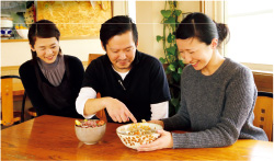 毎日選りすぐりの魚を仕入れ、カジュアルな雰囲気でフグやアンコウなどの料理がいただける。しょうゆにもこだわり、薄口、濃口など、地元の人の好みに合うものを選ぶていねいな姿勢も人気の理由。けんちょうは、事前予約すれば提供可能