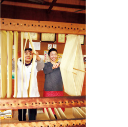 「御食事処よもやま」では、冬限定の「合鴨ひとり鍋」や「菊川風焼きそうめん」が人気。焼きそうめんは、太めに開発した特製麺をゴマ油で香ばしく炒めてあり、食欲をそそる。菊川産ハチミツや手延べ菊麺も購入可能