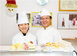 夫婦二人三脚で経営する「カントリースイーツ優風」の「まんまろーる」と名づけられたロールケーキは、無農薬のアイガモ米を使い、しっとり軽い口当たり。イチゴやフルーツなど計6種類。お菓子作り名人と呼ばれていた晴美さんが、全国規模のコンクールで見事優勝。「それならばいっそお店をと、勢いで開店したのよ」と笑顔の篠田さんご夫婦