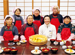 けんちょうは、中国式の精進料理(普茶(ふちゃ)料理)の巻繊(けんちん)や建長汁に由来する説も。菊川町生改連では発足当時、農作業や子育てに追われる女性を助け、子どもの栄養状態を改善するため、地域の寺などで共同炊事していた。農家女性の憩いの場として歴史を重ね、今年で50周年。あずきと白玉だんごを煮た「いとこ煮」、クジラの脂身部分を酢味噌で和えた「オバイケのぬた」などの郷土料理も作っていただいた