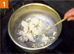 鍋に油をひき、豆腐を手でくずして入れ、強火で5分ほど炒める。
