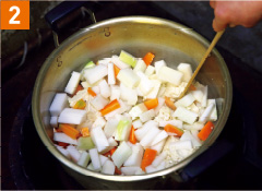 ダイコンとニンジンを加えてざっと炒める。