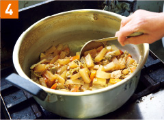 ハクサイを加え、薄口しょうゆ、濃口しょうゆを加えてふたをして、20分ほど煮て仕上げる。