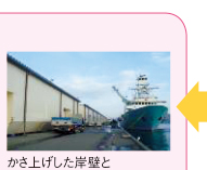 かさ上げした岸壁と仮復旧した水産物卸売り市場