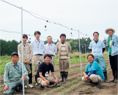 新地町で実証実験に取り組む農家の佐藤正義さん(左)と福島県職員と花き研究所のメンバー