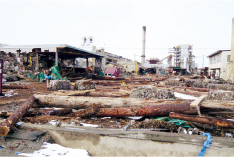 生産ラインのある工場は津波の直撃を受け全壊。事務所棟の3階から見ていた社員は「工場周辺の付随施設が一瞬で流された」と話す