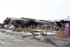 生産ラインのある工場は津波の直撃を受け全壊。事務所棟の3階から見ていた社員は「工場周辺の付随施設が一瞬で流された」と話す