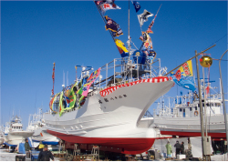 省エネ・省コストに優れた第二十八桜丸。安全性・居住性も向上しており、甲板での作業を操舵室からモニタリングできるカメラが設置されたほか、居住区にはエアコンも装備