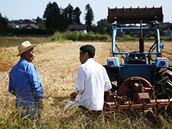 「はじめのうちは、実証試験に対して懐疑的な人もいましたが、実際に農地に足を運び、疑問を解消することで信用していただけるようになりました」と万福さん(右)