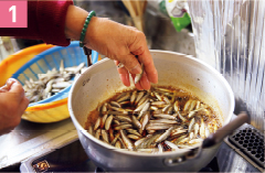 鍋にAを入れて煮立たせ、モロコを加え強火にかける。モロコの色が変わったら、落としぶたをして30~40分ほど弱火で煮込む。煮崩れないように、ときおり鍋を振って混ぜる。
