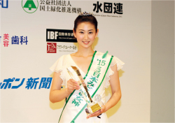 「木の器やスプーン、タンスは温かみを感じる」という佐野さん