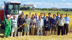 現在、スタッフは役員4人、正社員8人、パート10人の計22名。前列左から4番目が代表取締役の大友清康さん