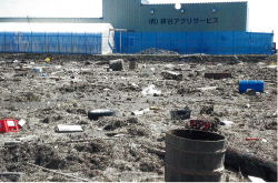 水田はがれきの山に埋もれ、農機具はすべて流された。「耕谷ではなく、まるで〝荒野〞のようだった」と、前代表の佐藤さん