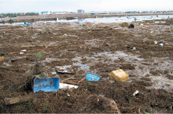 水田はがれきの山に埋もれ、農機具はすべて流された。「耕谷ではなく、まるで〝荒野〞のようだった」と、前代表の佐藤さん