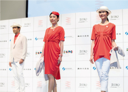 日本館のアテンダントユニフォームも当日発表。“WASHI(和紙)ベージュ”“URUSHI(漆)レッド”、“FUJI(富士)ホワイト”など、日本の伝統色を使用